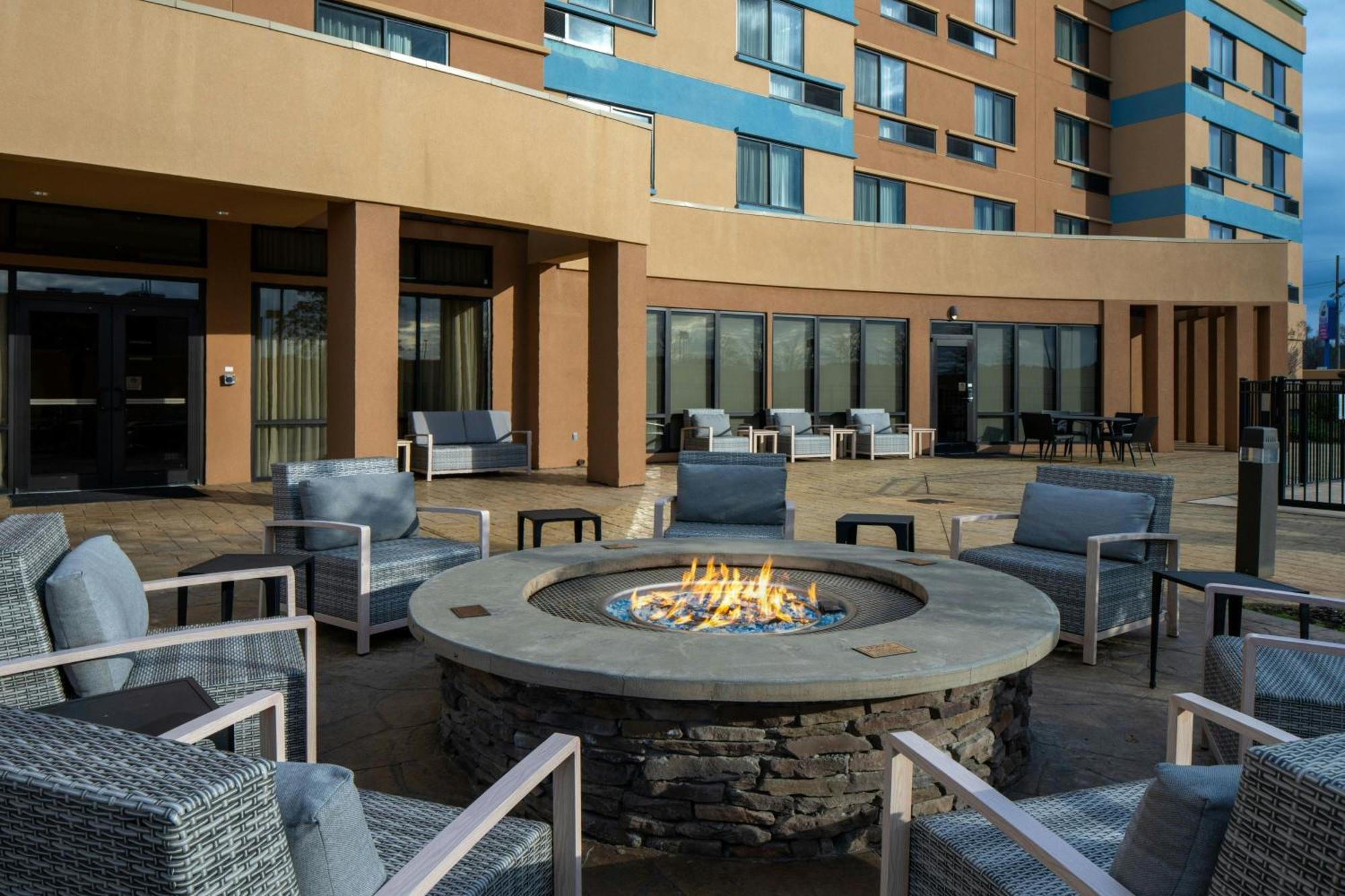 Courtyard By Marriott Jackson Airport/Pearl Hotel Bagian luar foto