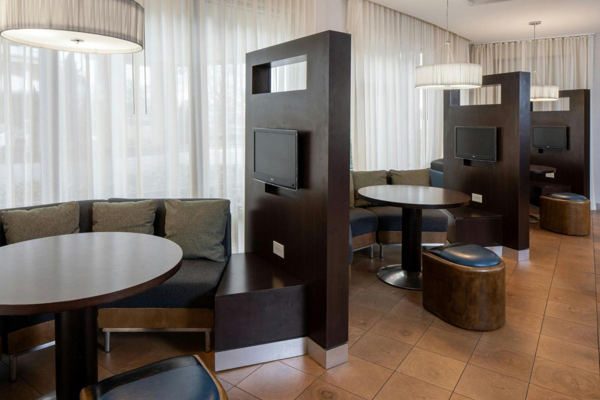 Courtyard By Marriott Jackson Airport/Pearl Hotel Bagian luar foto